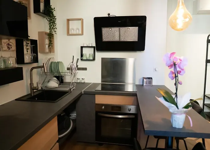 studio coeur de ville neuf et design tt equipé parking gratuit
